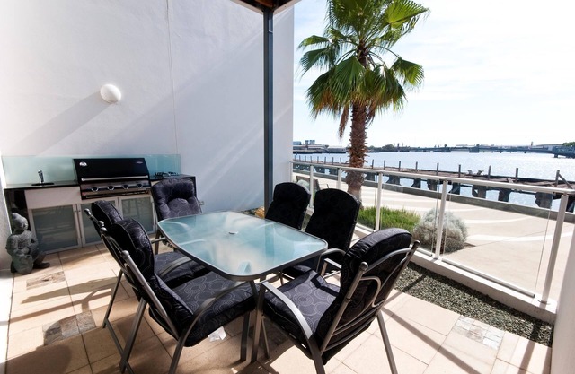 Dolphin Cove - Waterfront, Pool, Gym, Free Parking