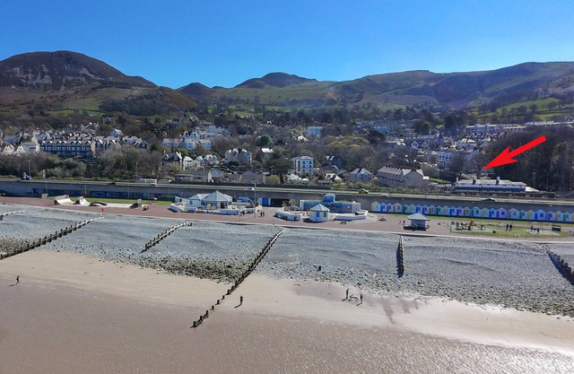 Dolphin House - Three Bedroom Cottage, Sleeps 7
