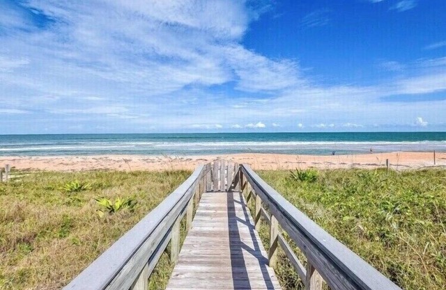 "Dolphin Lookout" Ocean front condo with gorgeous panoramic beach views