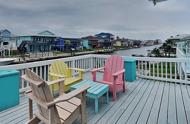 Dolphin Paradise | Bayfront + Pet Friendly