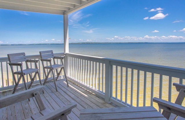 Dolphin Watch: Waterfront Unit with 2 Kayaks!