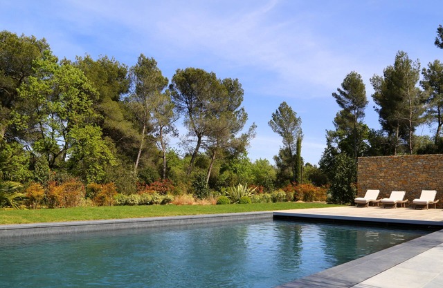 Domaine Rampale Lodge, heated swimming pool, between Aix-en-provence and Marseille