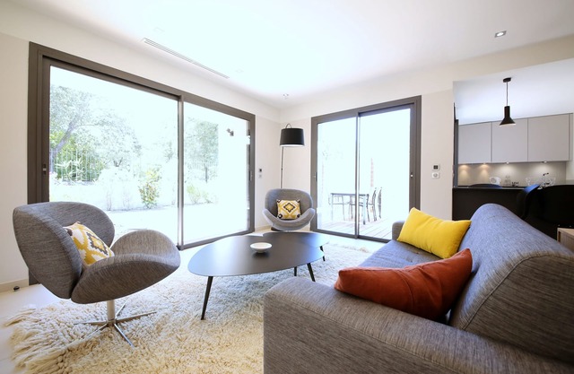 Domaine Rampale Lodge, heated swimming pool, between Aix-en-provence and Marseille