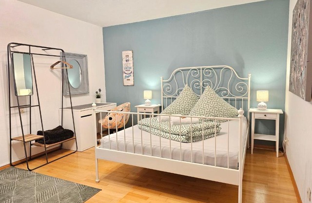 Doppelzimmer 2 I geteiltes Bad & Küche I mit dem Zug nur 4 min bis zum Hauptbahnhof