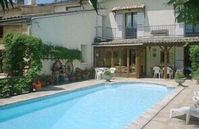 Dordogne, near St Emilion-beautifully restored 18c village house+heated pool.