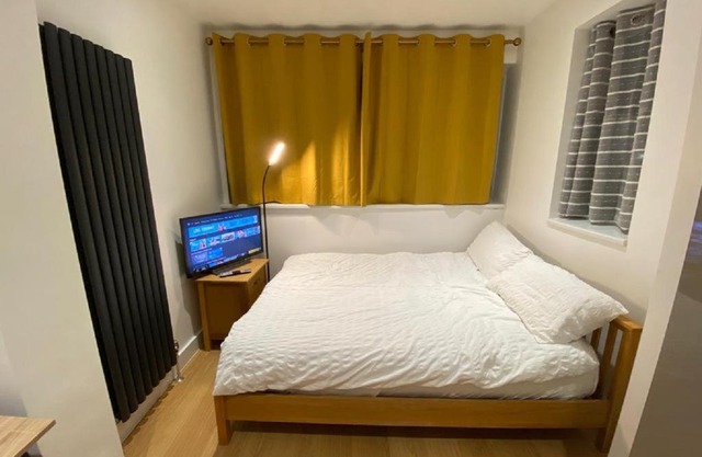 Double Bedroom with en-suite shower & free parking