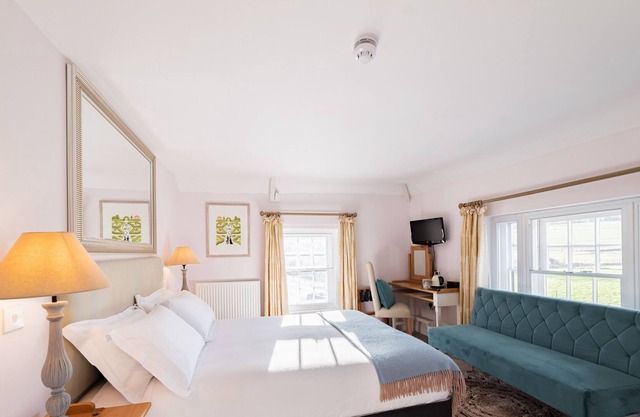 Double Room - Deluxe - Ensuite with bath and shower