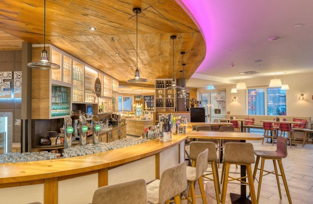 Double room standard barrier-free - COOEE alpin Hotel Bad Kleinkirchheim