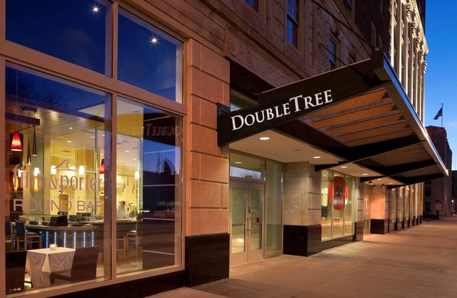 DoubleTree Suites by Hilton Hotel Detroit Downtown - Fort Shelby