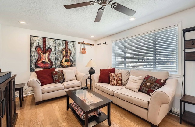 Dover Court 2BR Red Rocks Basecamp in Lakewood