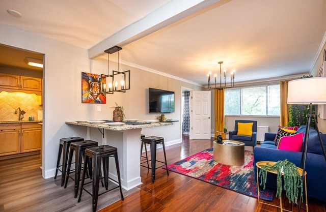 Downtown 2BR King Bed FREE Parking 1413