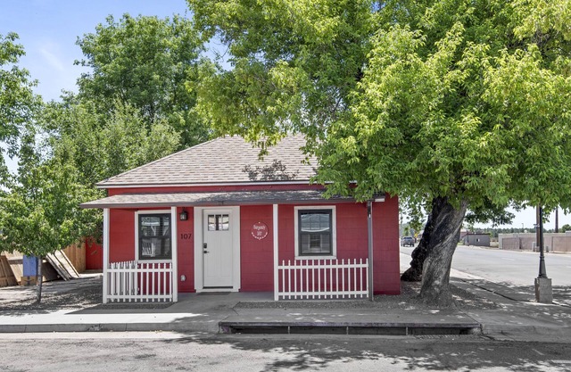 Downtown Burgundy Bungalow w/Fully Fenced Yard, AC, W/D, 3 Smart TVs, Fast WiFi