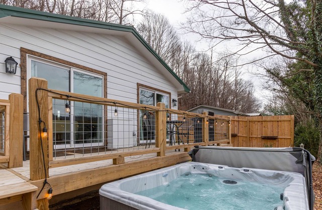 Downtown Cottage - Cute, pet friendly, one bedroom home in West Jefferson with hot tub.