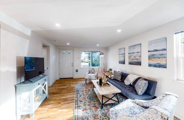 Downtown home base with W/D & deck - walk to University of Oregon & dog-friendly