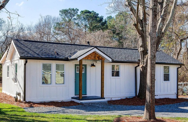 Downtown Kennesaw Cottage. Close to everything!