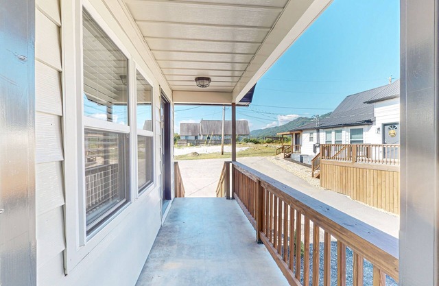 Downtown studios with full kitchen, BBQ area, firepit, fast WiFi, streaming, AC