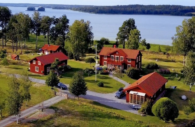 Dream vacation by the lake on a manor in Sörmland
