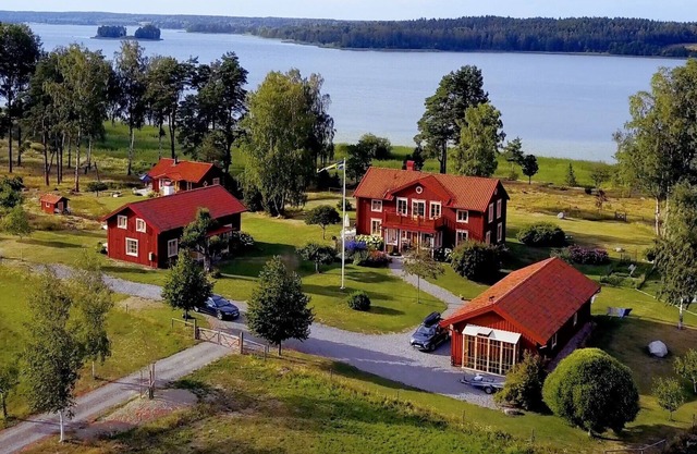 Dream vacation by the lake with a pool on a mansion in Södermanland