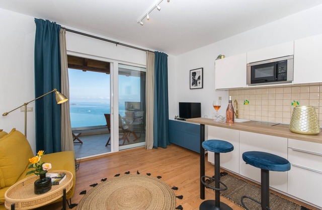 Dreamhouse Soline Sea View, Pool and Jacuzzi Yellow Apartment