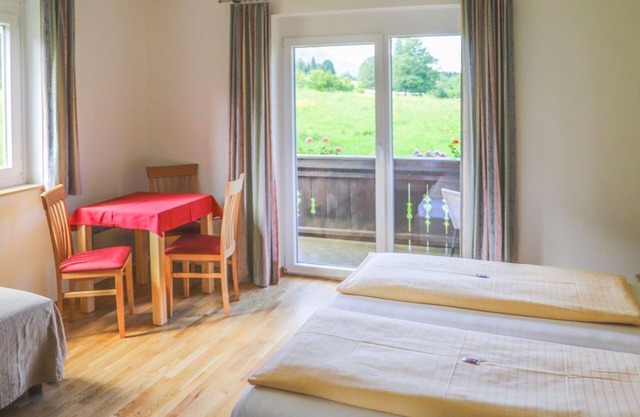 Dreibettzimmer mit Balkon - Pension Strauß