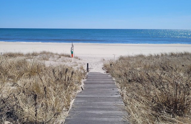 Dune Rd: Bay To Ocean Waterfront Enjoyment & Entertaining