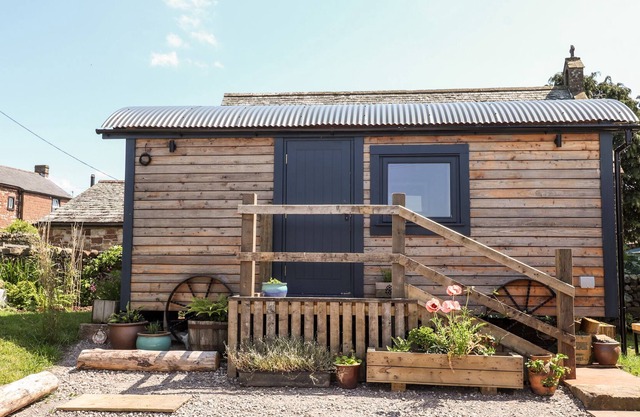 DUNFELL SHEPHERD'S HUT, pet friendly in Appleby-In-Westmorland