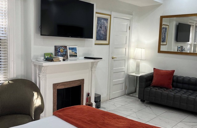 Duplex 2-Bedroom 1-Den located 2.5 Miles North Of The White House