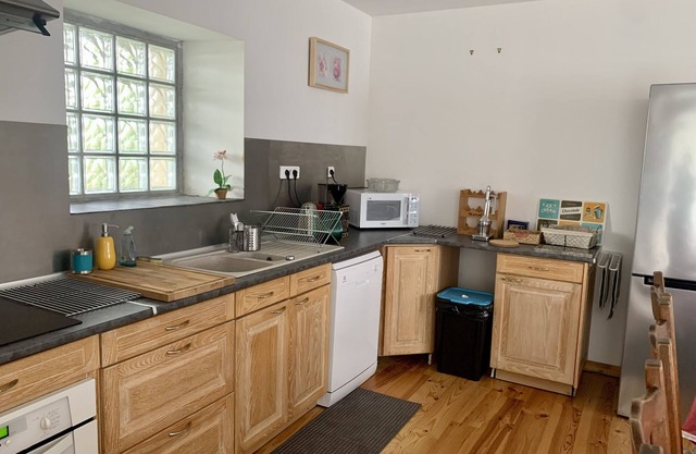 Duplex apartment in former dairy for up to 9 people, 25 minutes from the beach