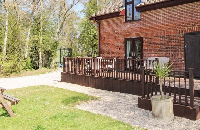 DURDLE DOOR LODGE, pet friendly, character holiday cottage in Wool