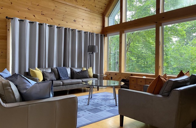 Dwight Beach - Modern 4 bedroom and 3.5 bathroom lakeside cottage