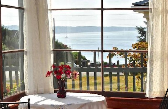 DYNAMITE WATER VIEW. WATCH BOATS & FERRY SAIL-BY. 4 MINUTE WALK TO DOWNTOWN