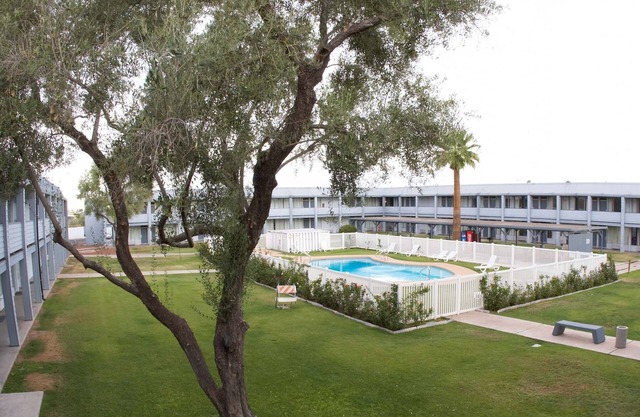E-Z 8 Motel Phoenix Airporter