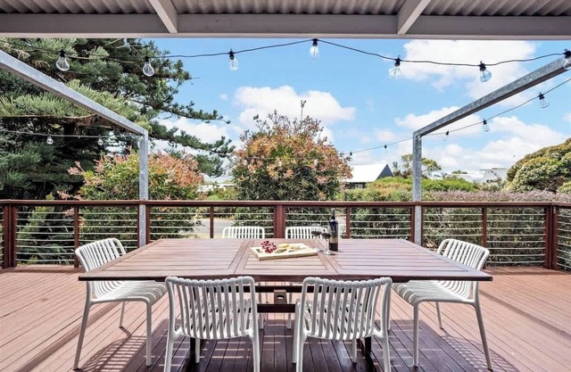 Eagle Bay Beach House - walking distance to beach