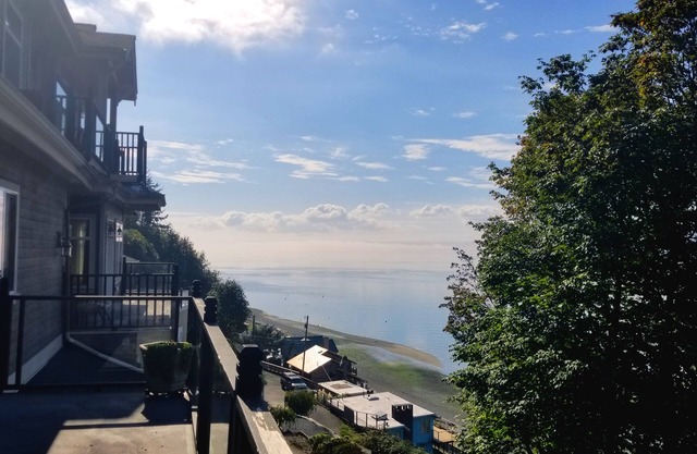 Eagle Cove – Private Beachfront Retreat, Whale Watching, Hot Tub, Sleeps 20