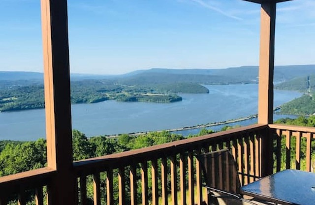 Eagle's Nest · NO SUNDAY CHECKIN hot tub-great view EAGLE'S NEST- Grant Summit Cabins