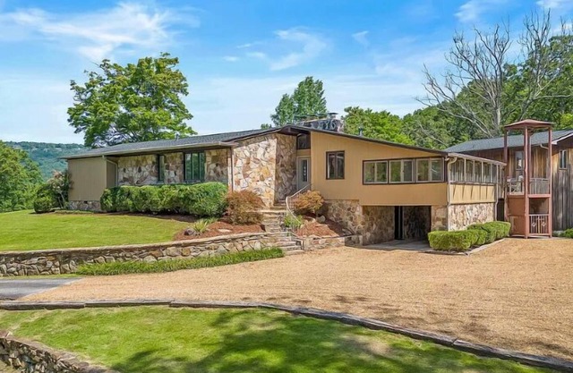 Early fall trip?! Stunning Midcentury modern home-sleeps 14! 24 private acres