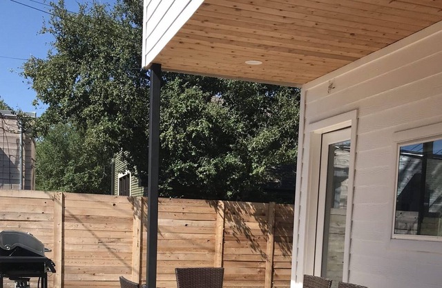 East Austin House w/ Corn Hole, BBQ, Enclosed Yard (Pet/Family Friendly)