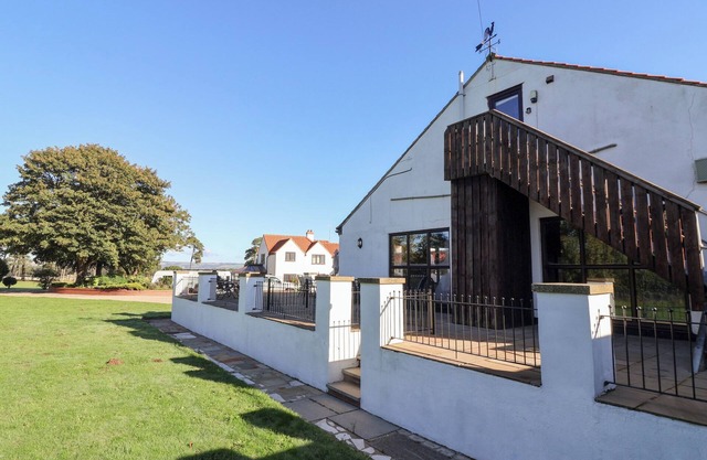 EAST COTTAGE, pet friendly, with a garden in Rillington