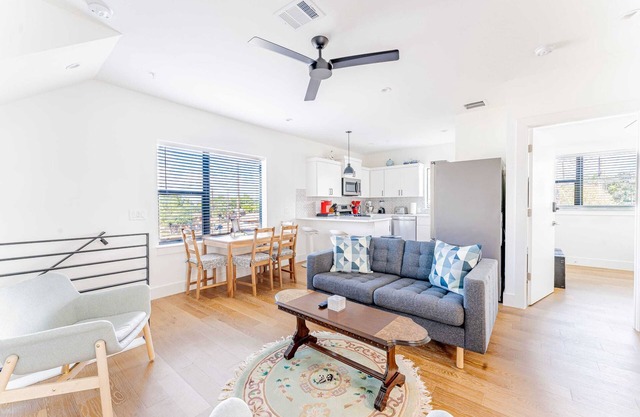 East Downtown 3BR Condo w Fast WiFi and Sleeps 8