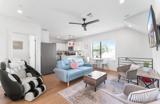East Downtown 3BR Condo | Free Parking | Sleeps 7