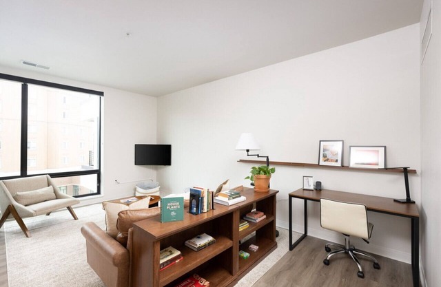 East Side Luxury 1BR Apt - Near Brady St with Balcony and Lounge
