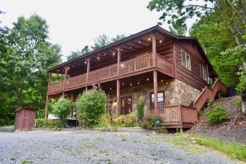 East Tennessee Family Mountain Retreat with Private Vineyard