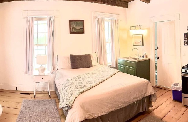 Easy access to ski Stowe in Modern 1850s Farmhouse
