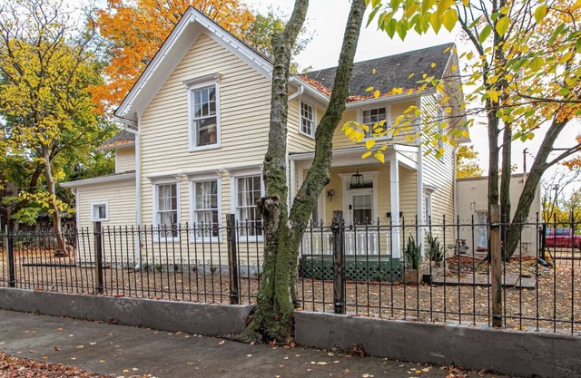 Eclectic 1899 Victorian ~ Walk to Food & Drinks