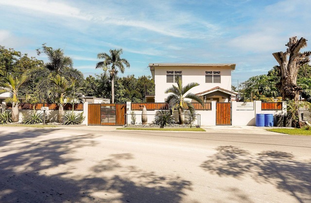 EcoMar Rentals House: Nature, Pool & Beach