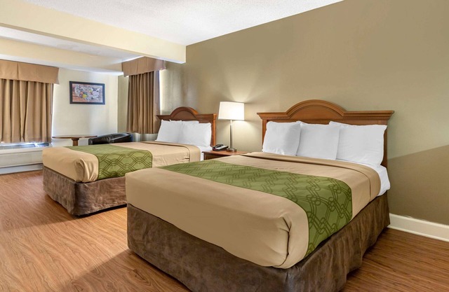 Econo Lodge Inn & Suites