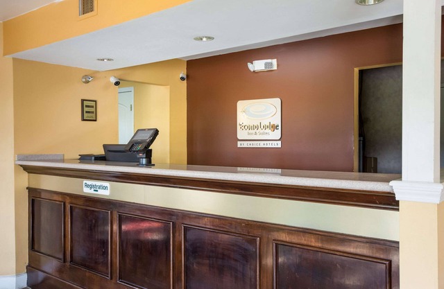 Econo Lodge Inn & Suites