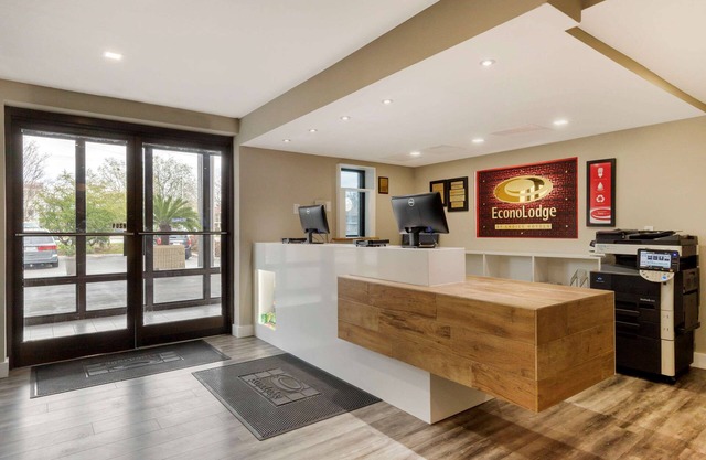 Econo Lodge North
