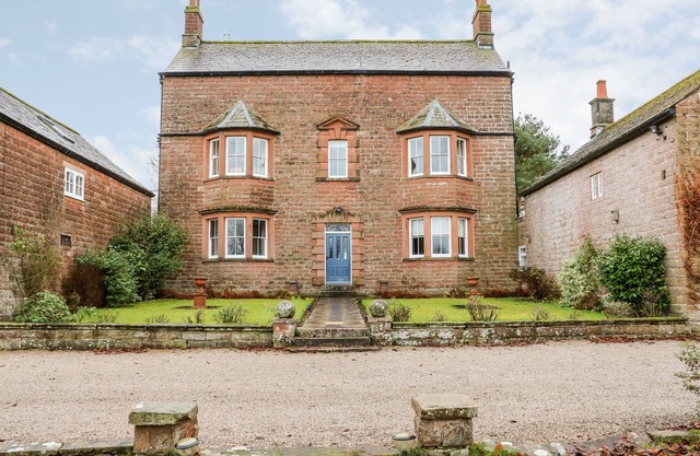 EDEN HOUSE, family friendly, character holiday cottage in Edenhall