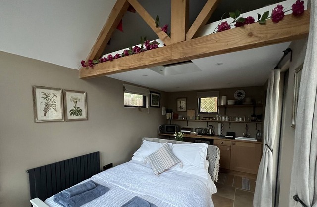 Edge of Cotswolds Retreat Cabin for 2